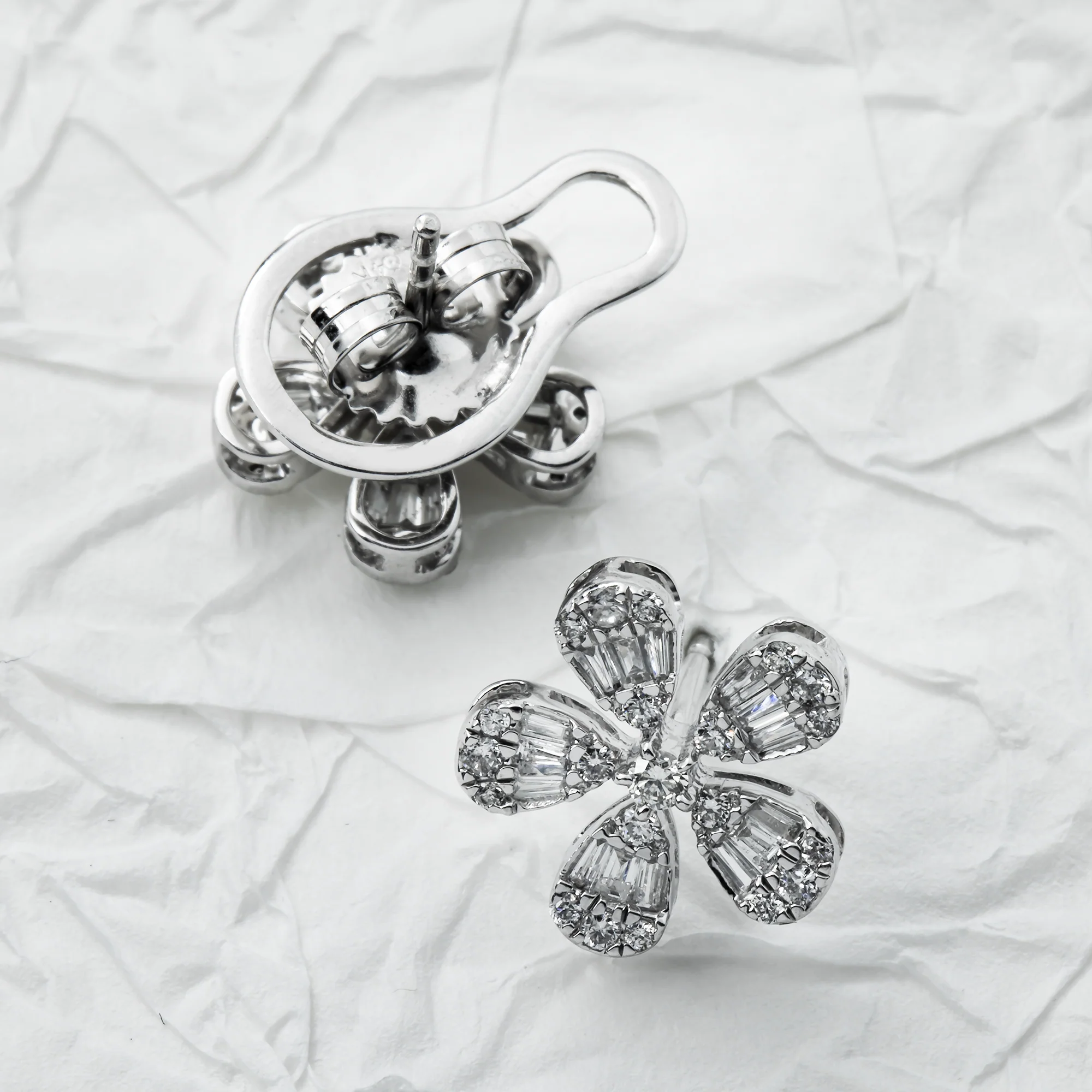 14K White Gold Baguette & Round Diamond Stud Earrings 0.77ctw - Image 3
