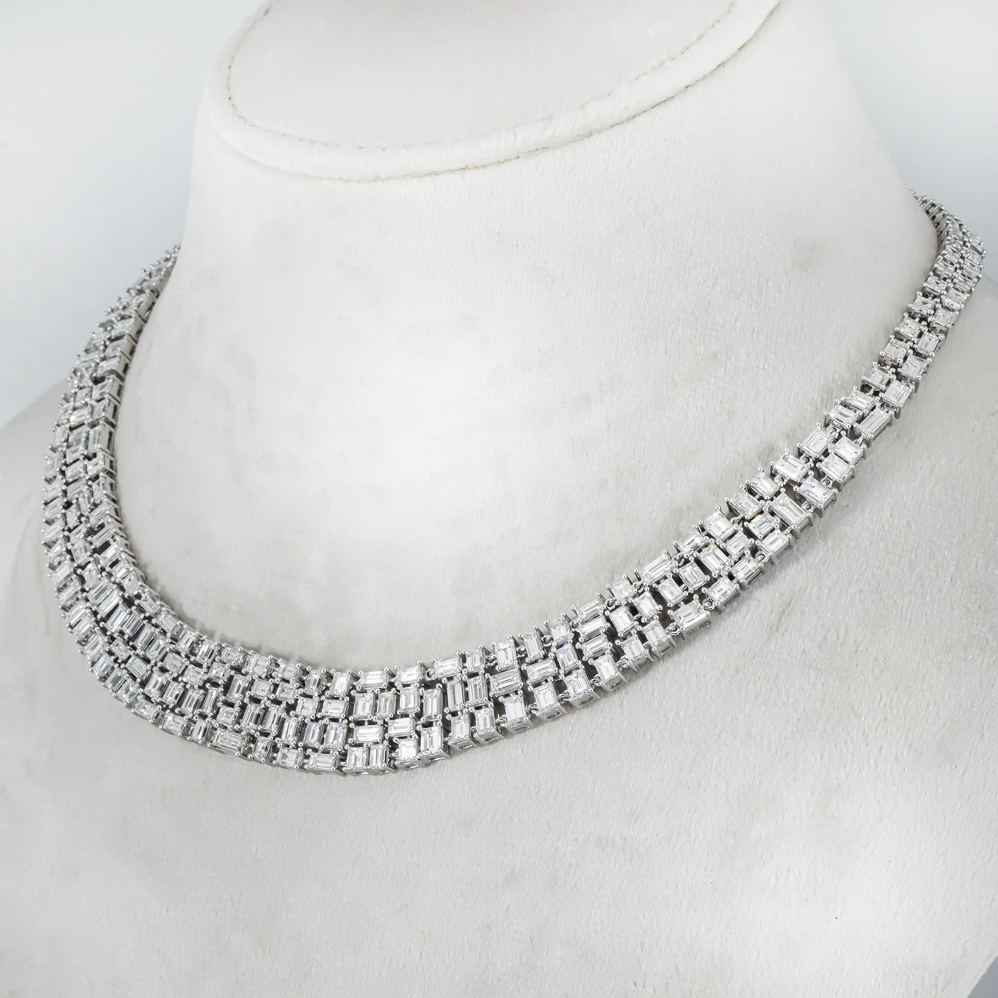 14K White Gold Emerald & Baguette Diamond Necklace 34.60ct - Image 2
