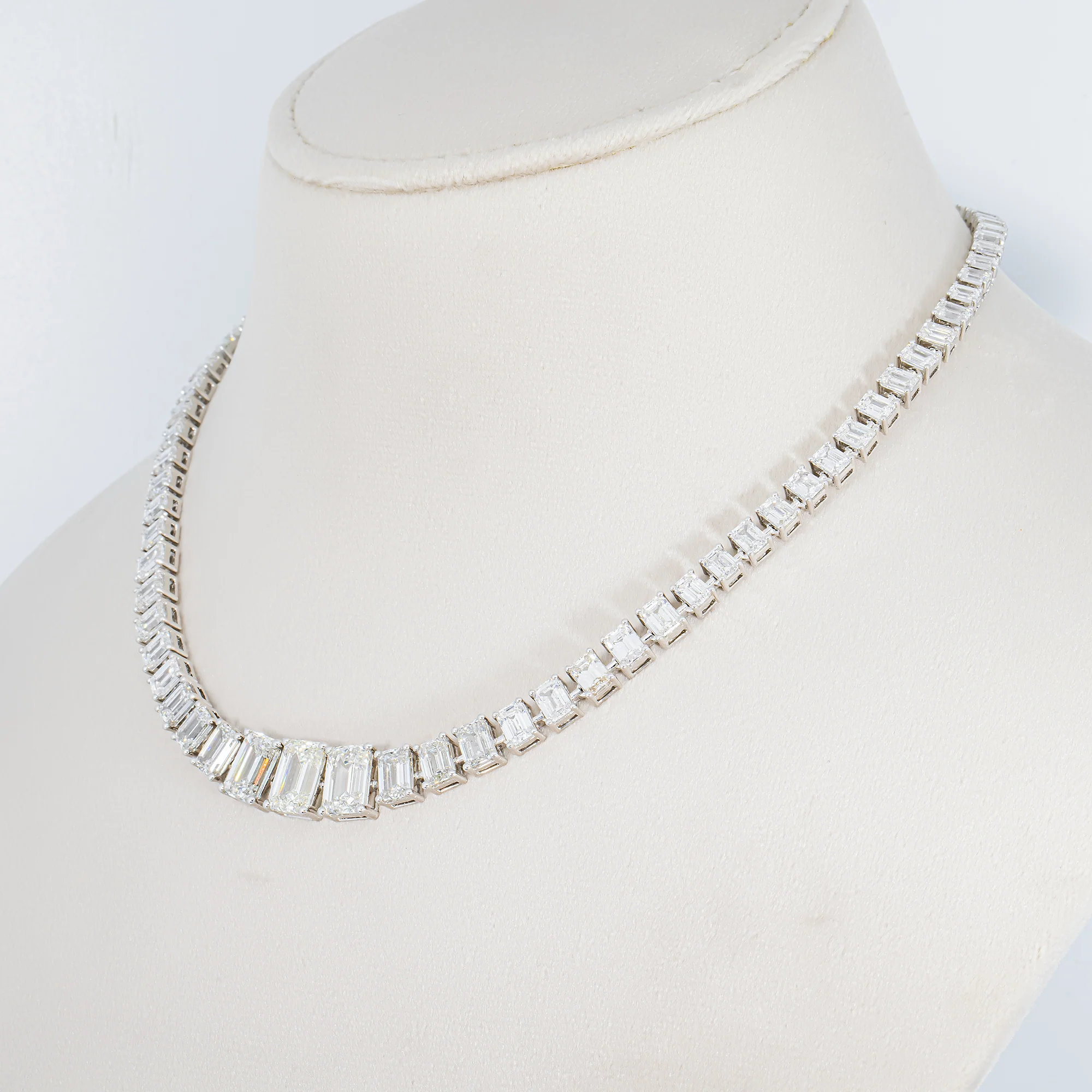 14K White Gold Graduated Emerald Diamond Tennis Chain 32.52ct - Image 2