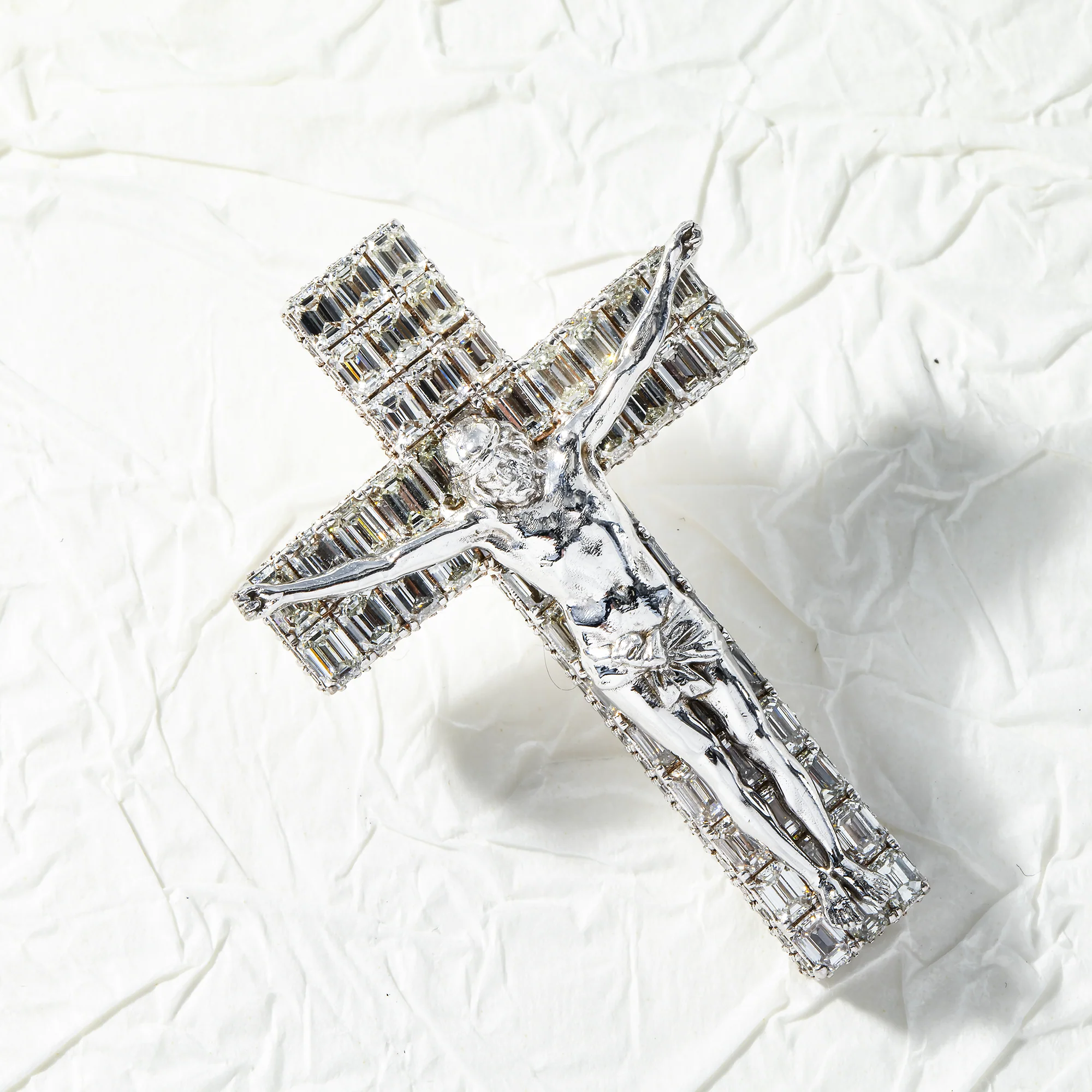 14K White Gold Emerald & Round Diamond Jesus Cross Pendant 9.82ct - Image 4