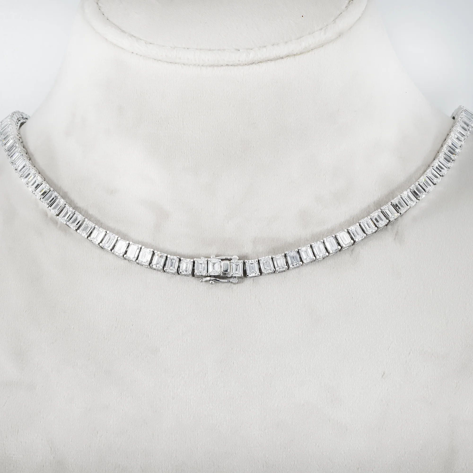 14K White Gold Graduated Emerald Cut Diamond Chain 58.64ct - Image 4