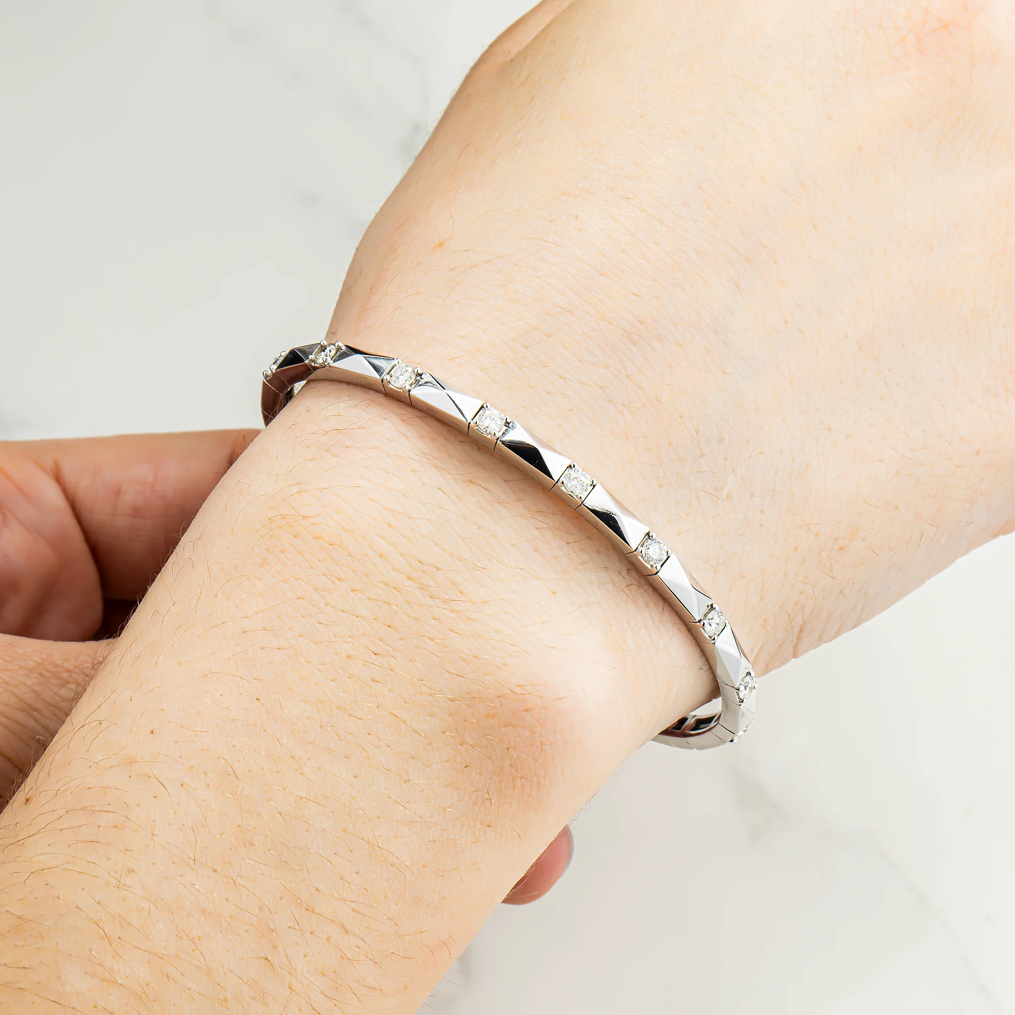 14K White Gold Round Diamond Bangle Bracelet 0.87ct - Image 2