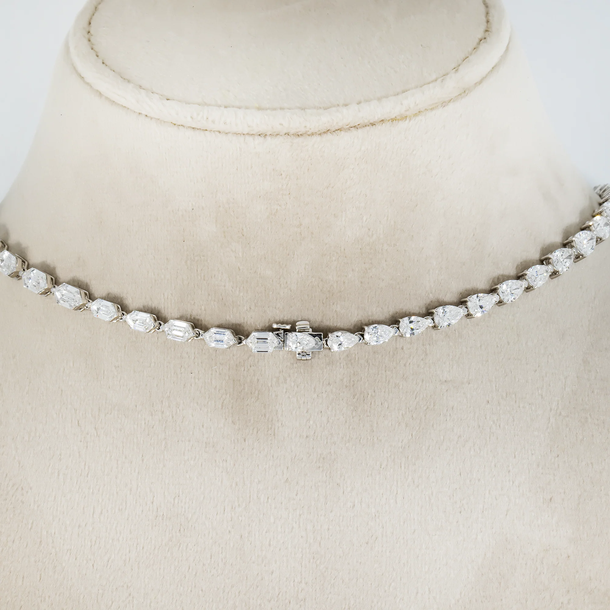 14K White Gold Step Cut Hexagon & Pear Diamond Chain 33.26ct - Image 4