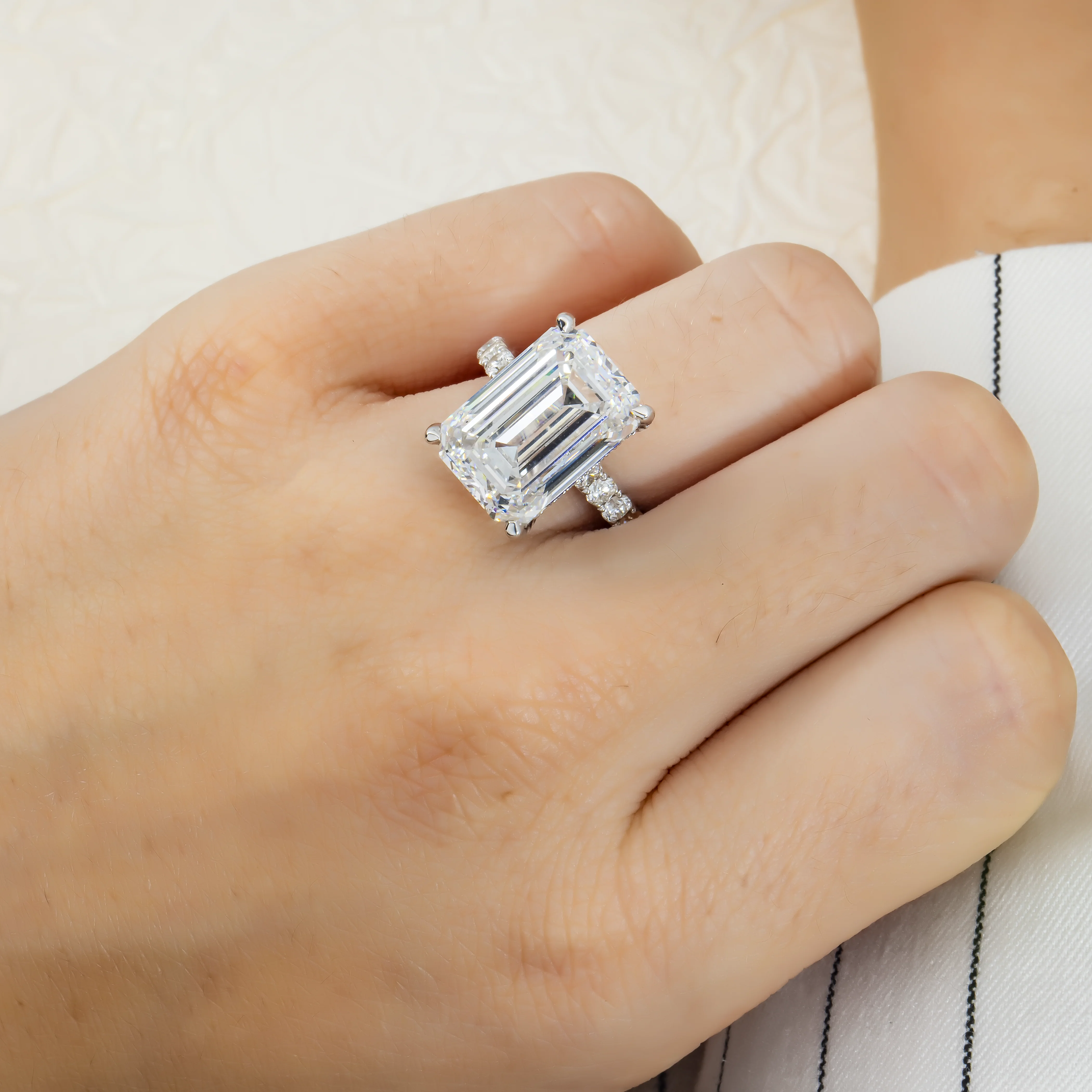 GIA 18K White Gold 13.84ct Emerald Cut Diamond Engagement Ring 15.79ctw - Image 4