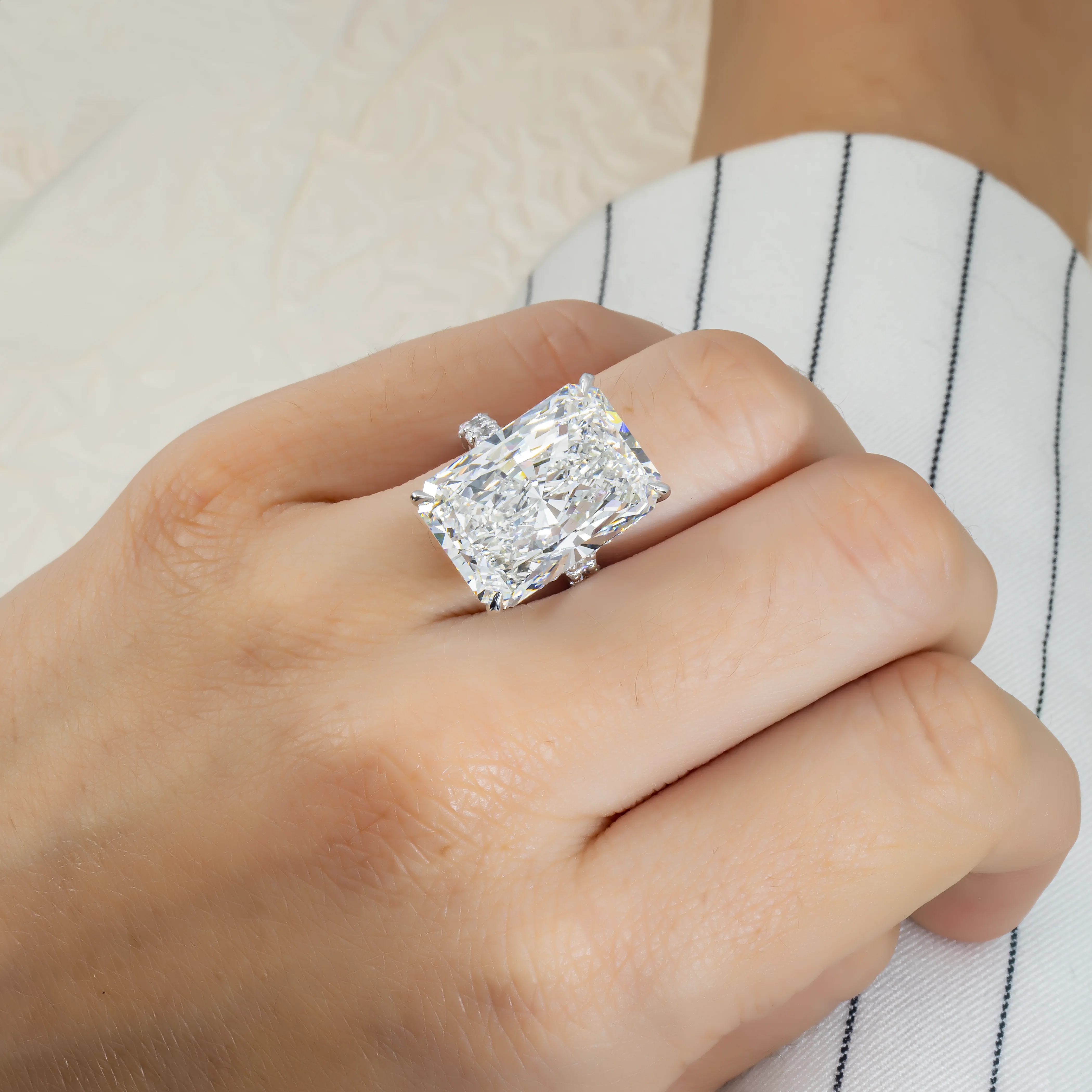 18K White Gold 20.01ct Radiant Cut Diamond Engagement Ring 22.26ctw - Image 3
