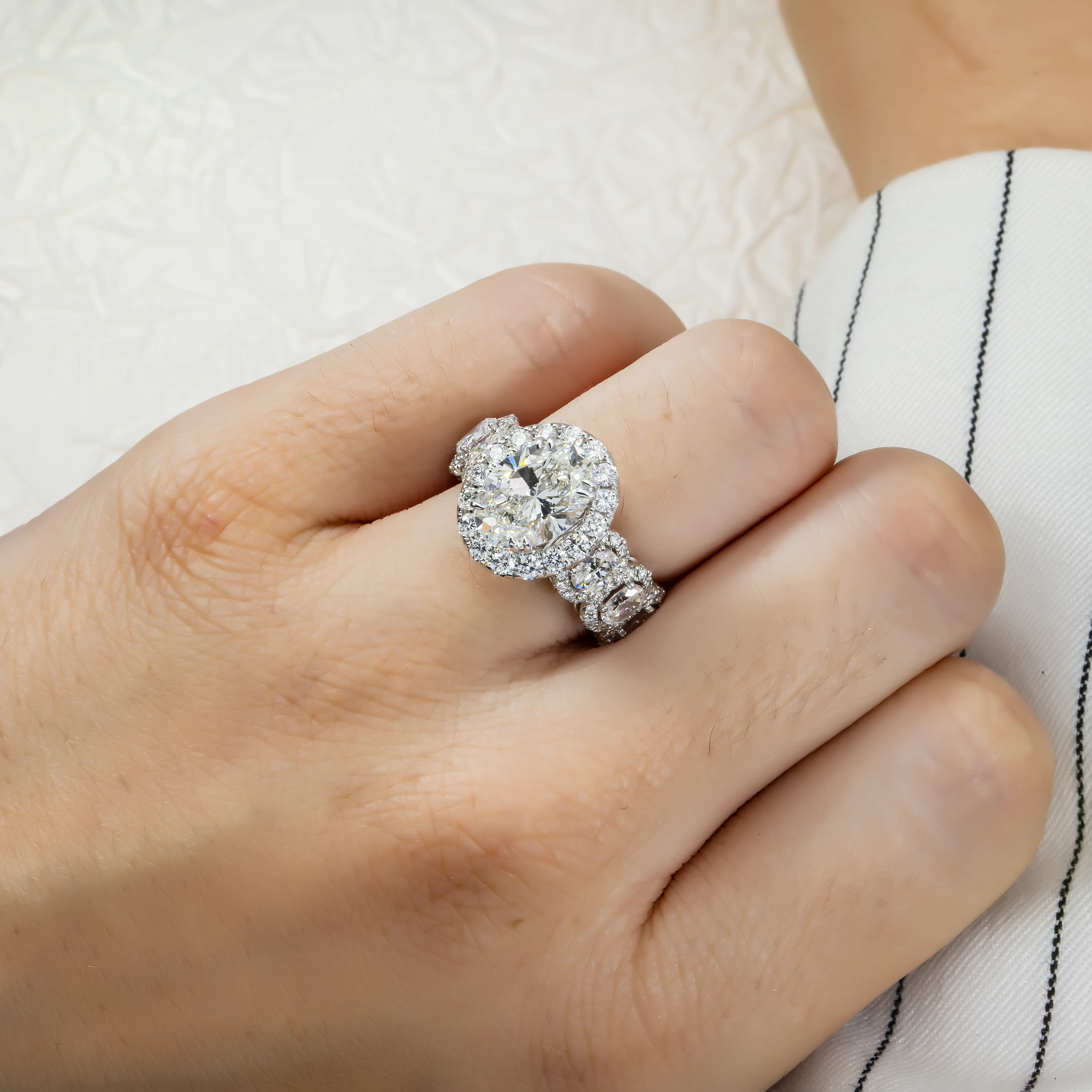18K White Gold 3.02ct Oval Cut Diamond Engagement Ring 5.77ctw - Image 3
