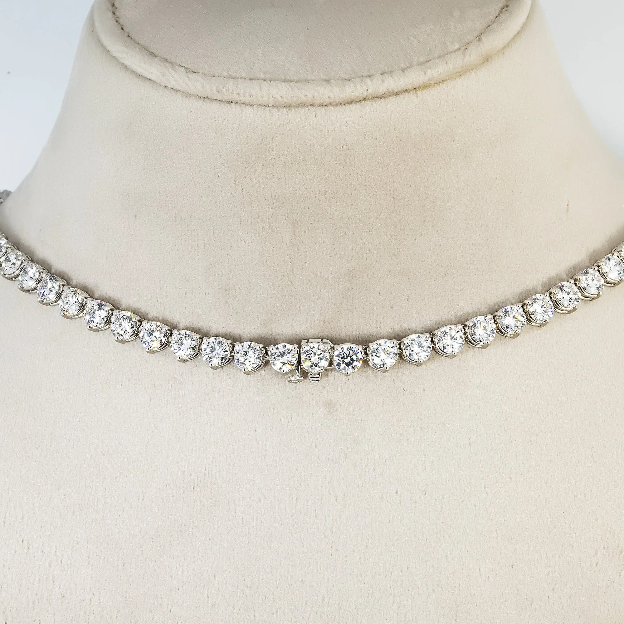 18K White Gold Graduated Round Diamond Tennis Chain 84.70ct - Image 3
