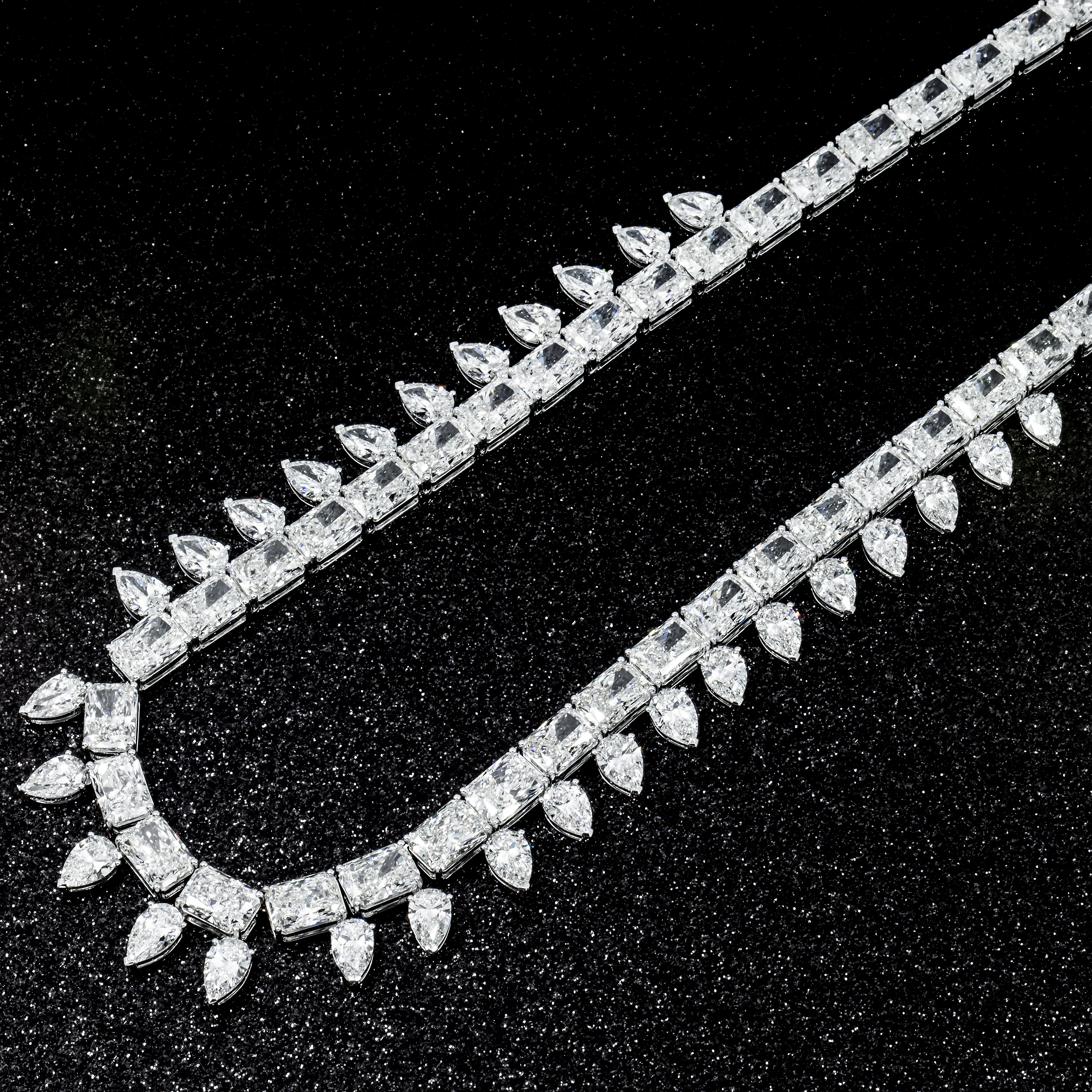 18K White Gold Radiant & Pear cut Diamond Necklace 118ct - Image 3