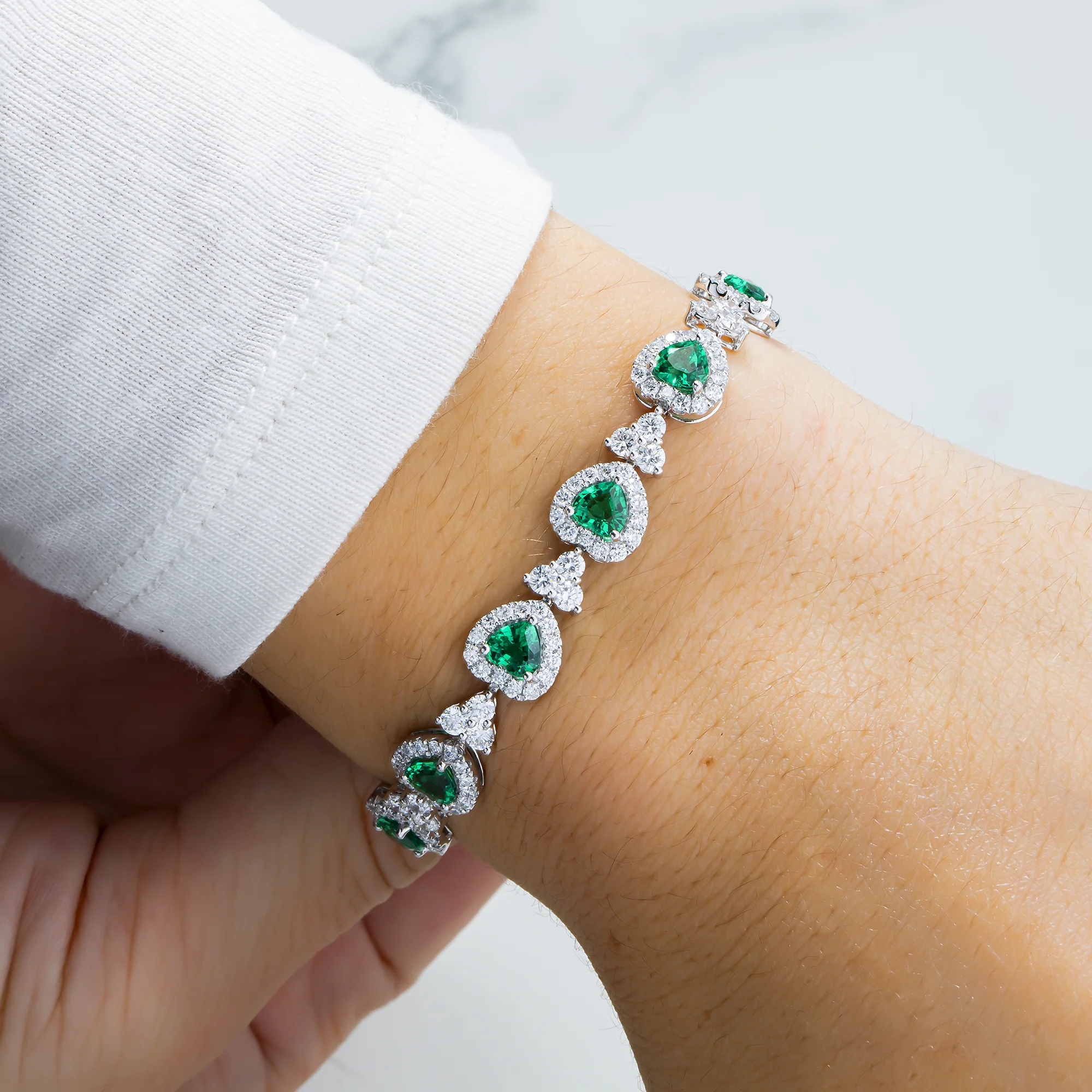 White Gold Heart Emerald & Diamond Bracelet 9.8ct - Image 2