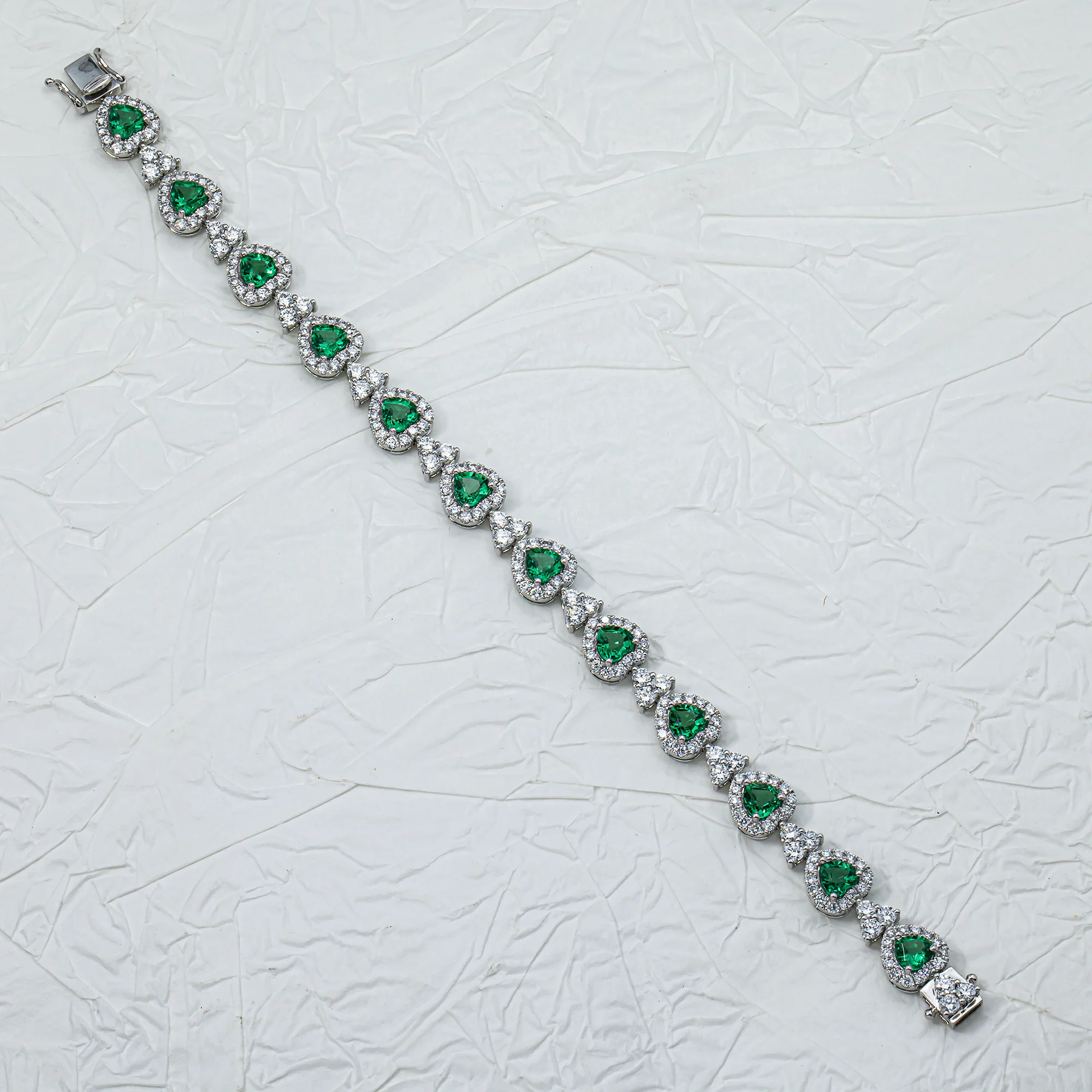 White Gold Heart Emerald & Diamond Bracelet 9.8ct - Image 4