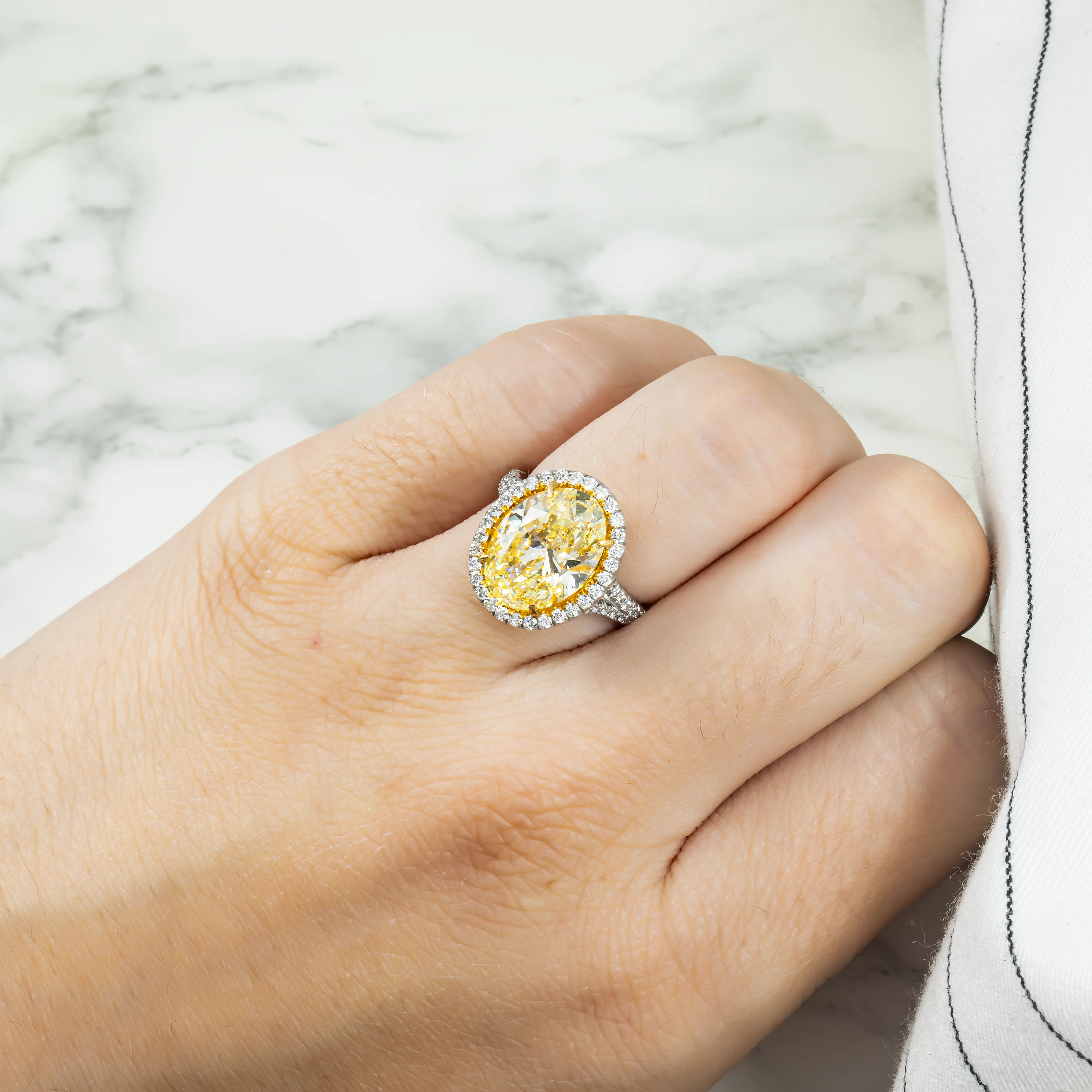 GIA Platinum 5.61ct Oval Cut Canary Yellow Diamond Ring 6.61ctw - Image 3