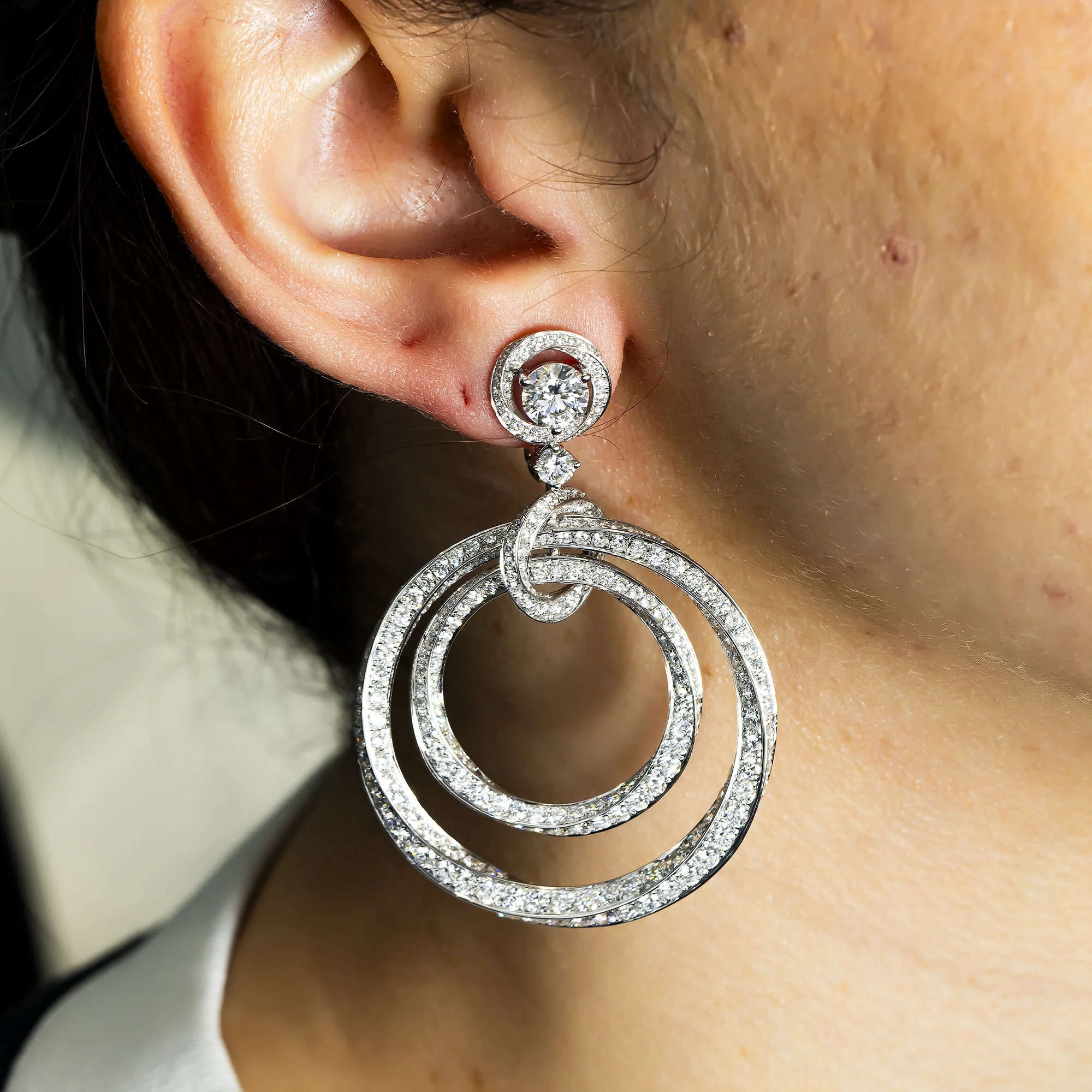 IGI 18K White Gold Twisted Circle Round Diamond Drop Earrings 18.03ct - Image 3