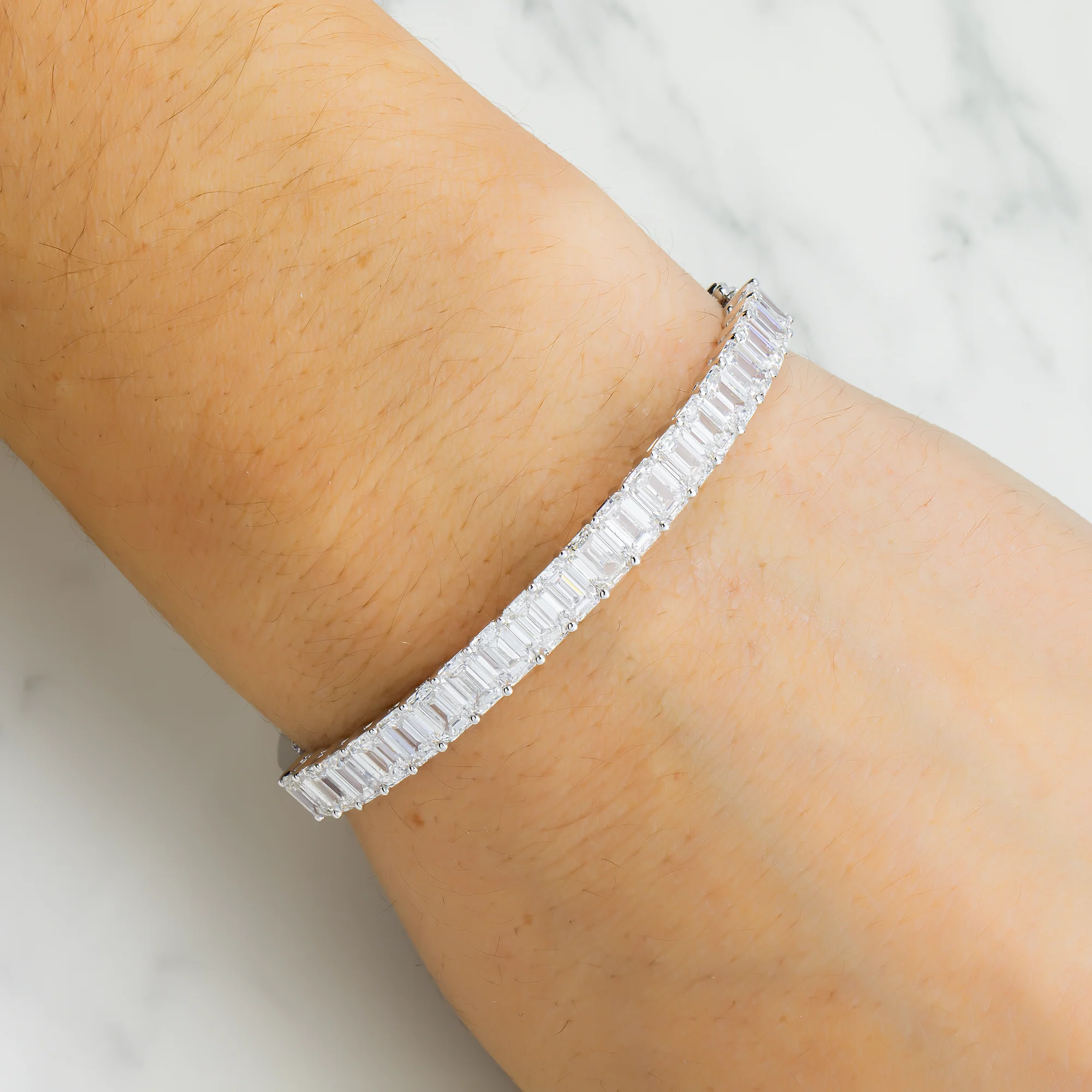 White Gold Emerald Bangle Bracelet 10.66ct - Image 2