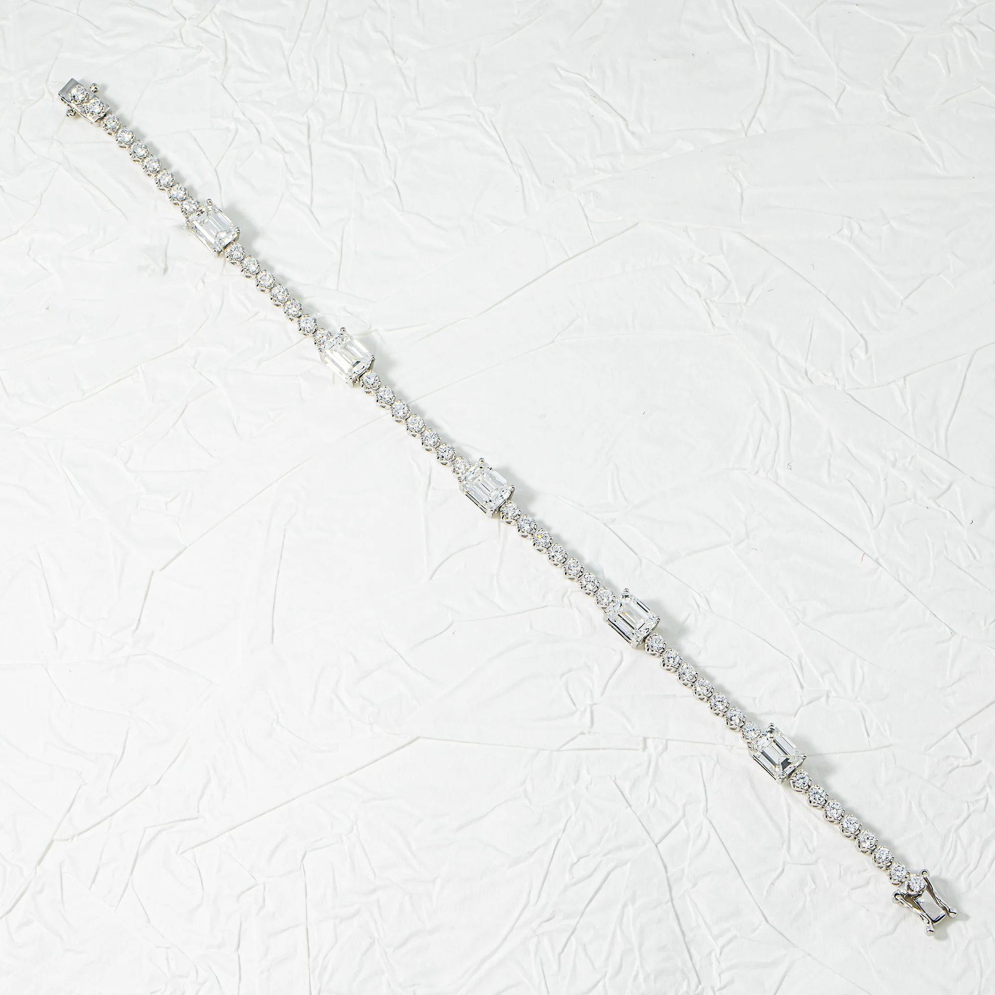 White Gold Emerald & Round Diamond Tennis Bracelet 6.81ct - Image 3