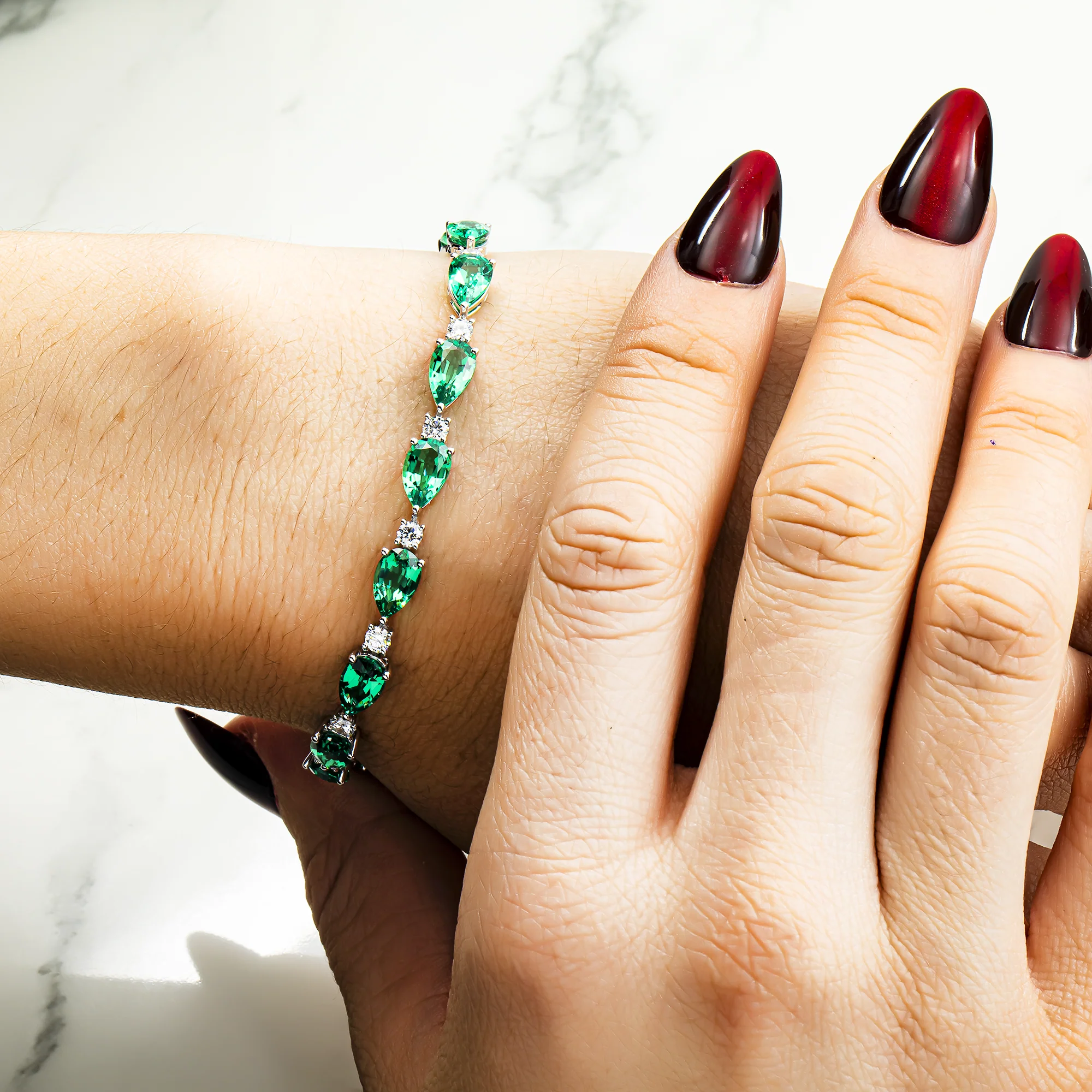 White Gold Pear Cut Emerald & Round Diamond Bracelet 14.0ct - Image 2