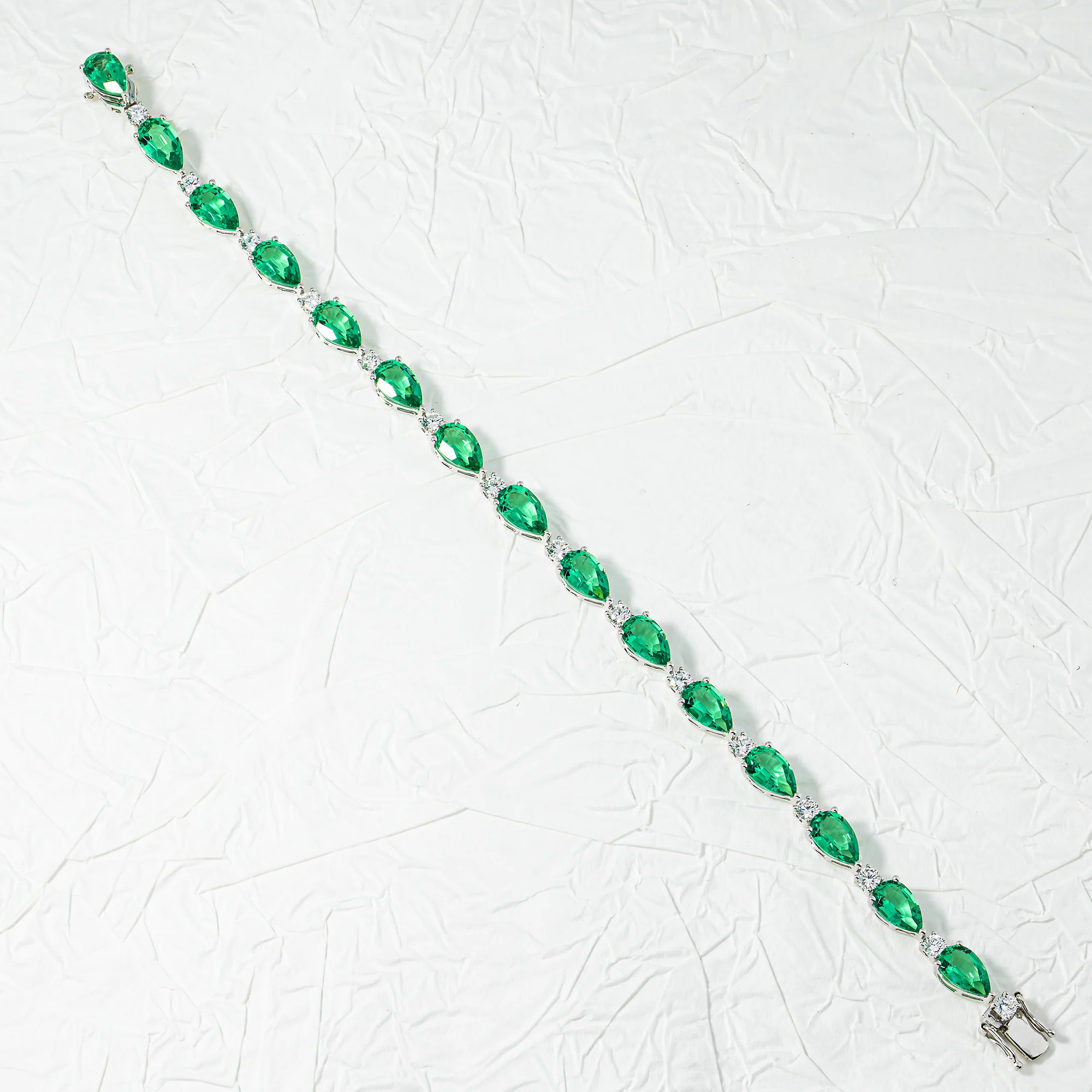 White Gold Pear Cut Emerald & Round Diamond Bracelet 14.0ct - Image 3