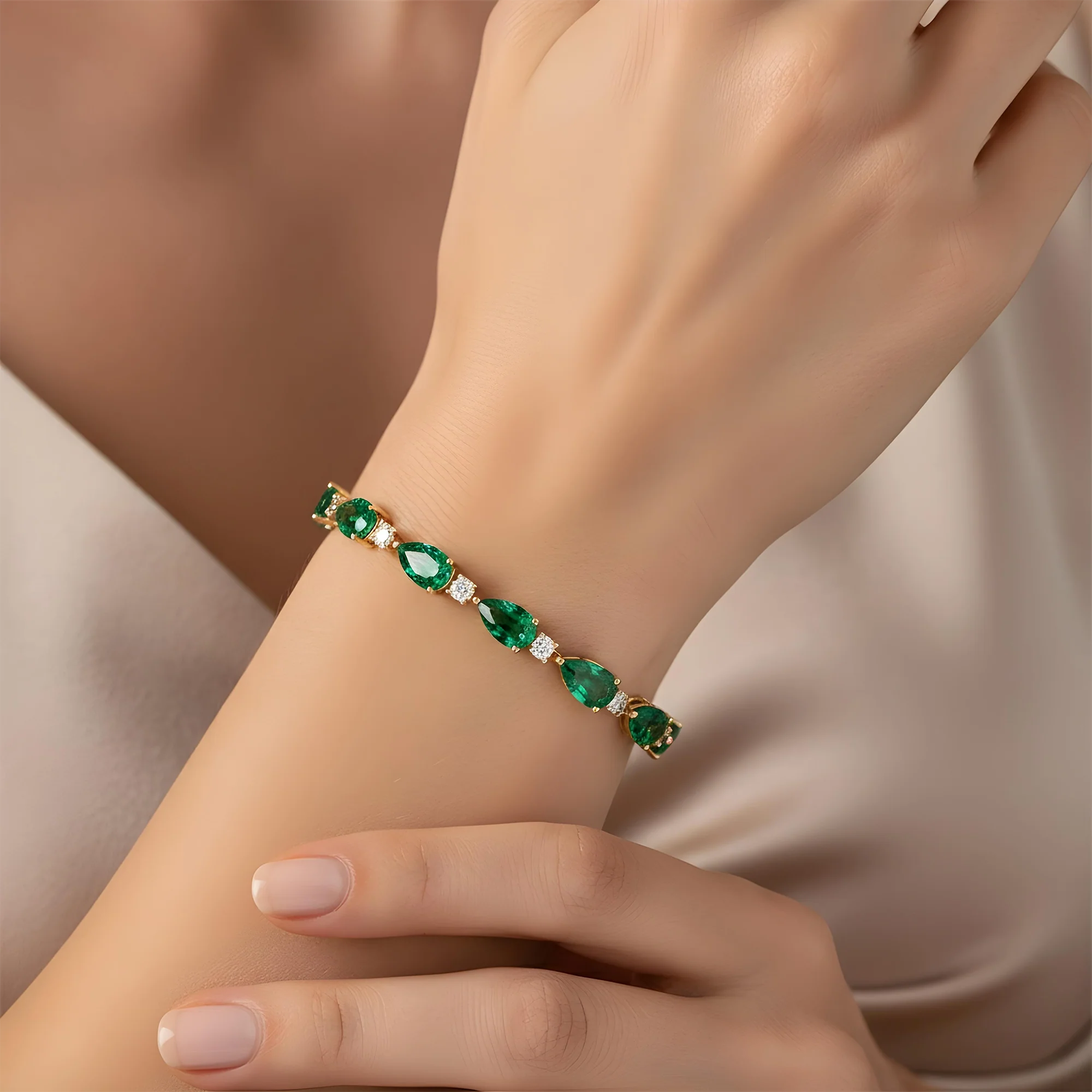 White Gold Pear Cut Emerald & Round Diamond Bracelet 14.0ct - Image 6